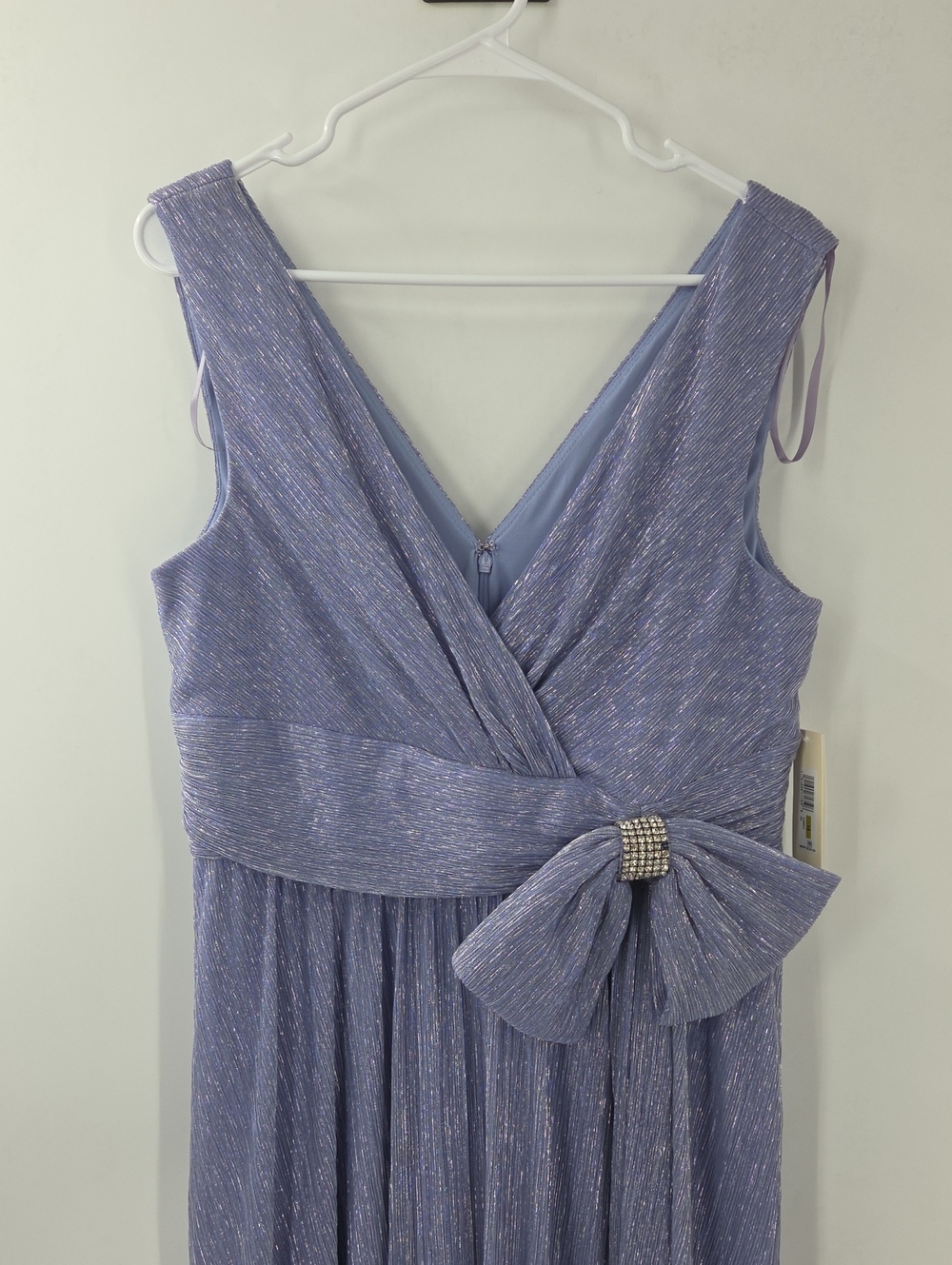 Sleeveless V-Neck Lavender Pleated Maxi Dress with Waist Bow - Picture 3 of 16